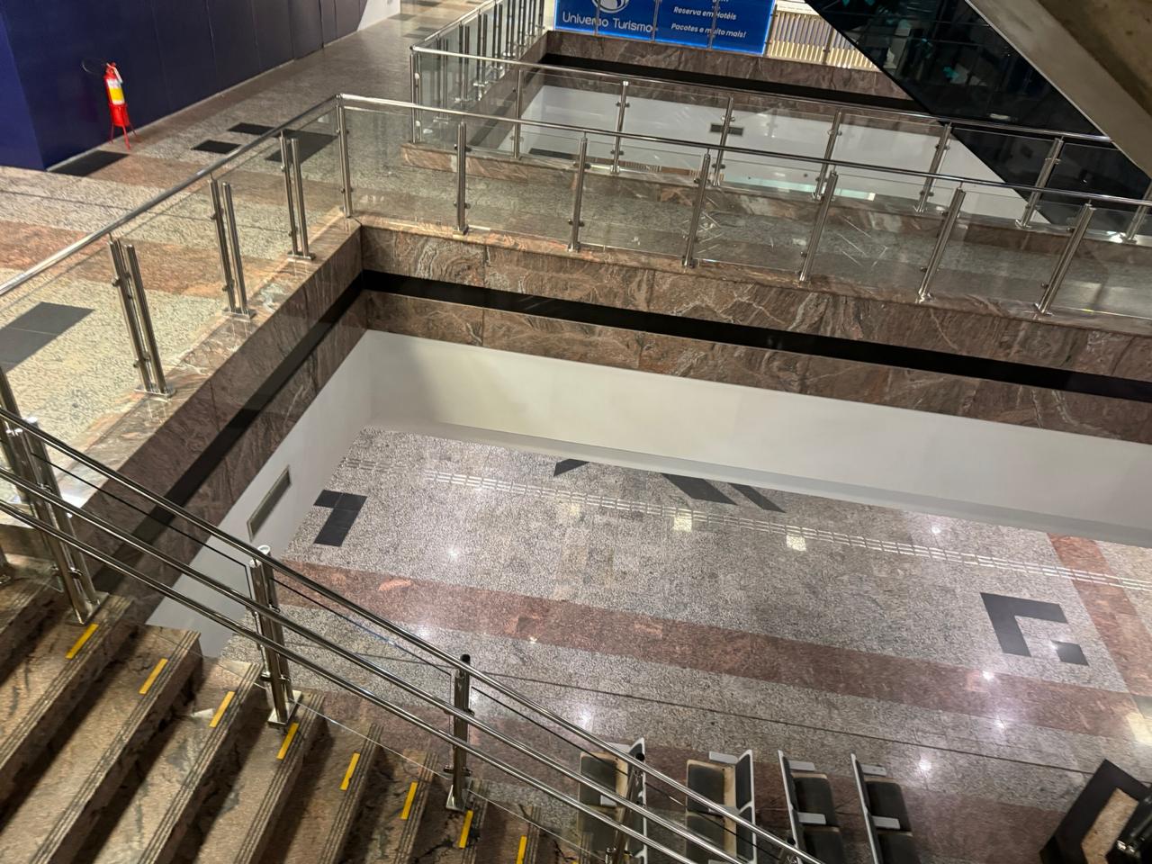 Terminal de Passageiros, a recuperação do piso 1 está em andamento com o desbaste e polimento do granito e a remoção e troca de drywalls